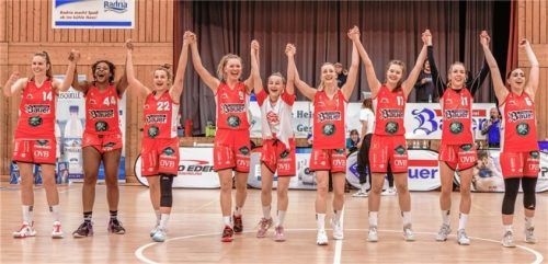 Jubelnde Wasserburger Basketballdamen nach dem 68:64 gegen Heidelberg. Foto Stefan Pfuhl