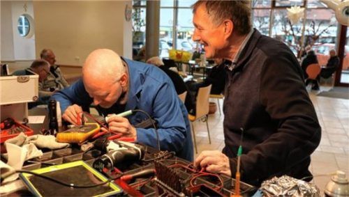 Kaputte Geräte lassen sich mit ein paar Handgriffen oft retten. Immer etwas zu tun hat dabei der (links) Elektriker Stefan Andrelang. Foto Rehberg