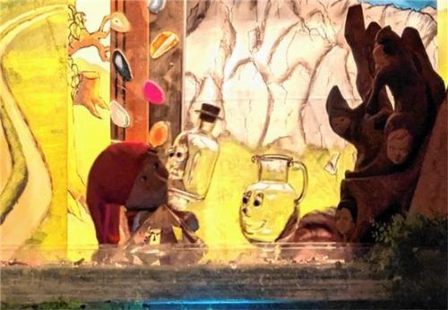 Kasperl betrachtet im Stück „Die gläserne Puppe“ die GlasfigurenFoto hoffmann