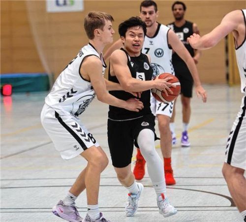 Kazuhiko Yokoyama (rechts, gegen Burghausens Neudecker) war der Baskets-Matchwinner.Foto Christian Butzhammer