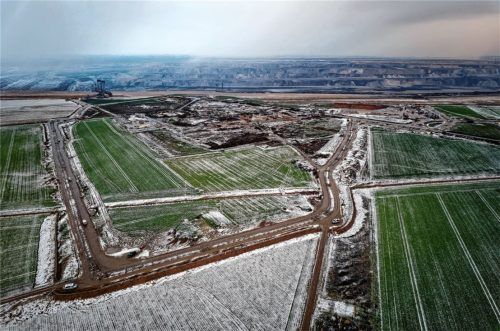 Kein Haus oder Baum ist mehr auf dem Gelände des ehemaligen Dorfes Lützerath zu sehen. Der Rückbau der Keller, Leitungen und Kanäle wird aber laut RWE noch dauern. Foto dpa