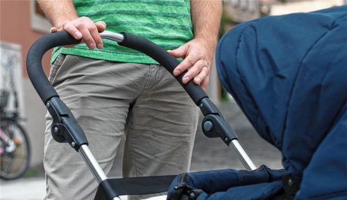 Kinderwagen statt Büroablagen? Viele Männer beklagen, dass für sie die Vereinbarkeit von Beruf und Familie nur bedingt gegeben ist. Sie wünschen sich mehr Zeit für ihren Nachwuchs – ohne dafür die Karriere zu riskieren.Foto dpa