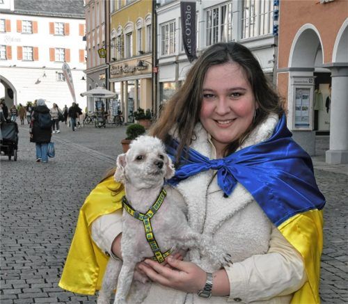 Kristina P. lebt seit fast einem Jahr in Rosenheim. Gemeinsam mit ihrer Familie, ihren Katzen und Hund Oskar ist sie aus Kiew geflüchtet. Foto Schlecker