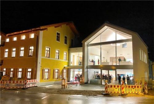„Licht & Spot an“ für das neue Bruckmühler Bürger- und Kulturhaus – die „Kulturmühle“.