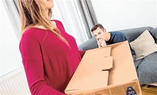 Liegt kein Härtefall vor, muss nach einer Scheidung der Ehepartner die eheliche Wohnung verlassen, wenn diese dem anderen gehört. Foto Christin Klose/dpa