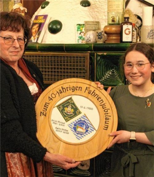 Maria Wittmann (links) hat die Scheibe gespendet, Maria Stöckl hat sie gewonnen.