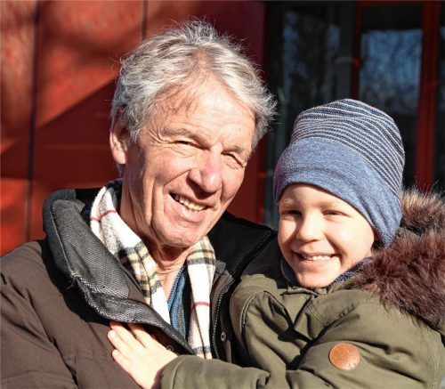 Maxi zusammen mit Felix Schwaller, dem Vorsitzenden der Bürgerstiftung Bad Aibling.Foto  Hadersbeck