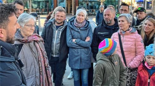 Michael Fischer (links) von der Bürgerinitiative informiert die Bürger über das Gespräch mit Bürgermeister Peter Kloo. Beruhigen konnte er sie mit den spärlichen Informationen allerdings nicht. Fotos Gerlach