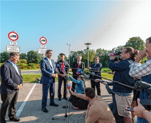 Ministerpräsident Söder verkündet, dass an den Blockabfertigungstagen die Ausweichrouten für LKW tabu sind.