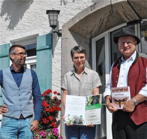 Mit dem Biodiversitätspreis wurde das Museum Klaushäusl ausgezeichnet. Bürgermeister Stefan Kattari (links) gratulierte Leiterin Anette Grimm und Stefan Kattari senior.