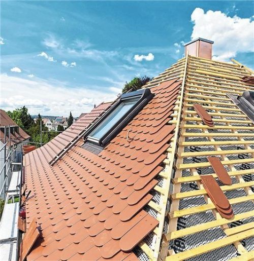 Mit dem Gebäudeenergiegesetz wachsen 2023 die Anforderungen an eine energiesparende Dachdämmung. Foto djd/Paul Bauder/Getty Images/Brand X
