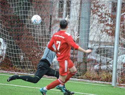 Mit einem schönen Heber erzielte der vierfache Torschütze Bojan Tanev den 7:0-Endstand gegen Ostermünchen. Foto Franz Ruprecht