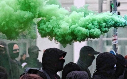 Mit Rauchbomben demonstrierende Antifa (Symbolbild): Einer Wirtin in Schwabering hat das Offene Antifaschistische Plenum eine Demo angedroht – weil die AfD dorthin zum Aschermittwoch geladen hatte. Foto Willnow