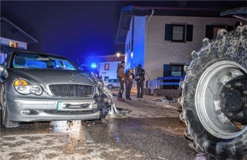 Mit seinem Mercedes touchierte der 94-jährige Fahrer den Traktorreifen. Foto lamminger