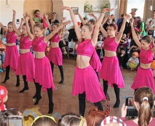 Mit vier Vorführungen, hier die „Flamingodänzer“, setzte Sport-HK die Höhepunkte des traditionellen SPD-Kinderfaschingsballs beim Kieferer Bergwirt.Foto schmidt