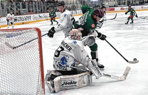 Mittlerweile ein bewährtes Mittel für Starbulls-Tore: Schüsse kurz vor dem Torhüter abfälschen oder den Nachschuss im Tor unterbringen. Hier versucht es Marc Schmidpeter im Heimspiel gegen Landsberg. Foto  Hans-Jürgen Ziegler