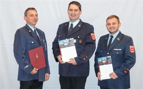 Neben Ehrungen gab es bei der Jahresversammlung der Aisinger Feuerwehr auch Beförderungen: (von links) Hans Grill erhielt die Ehrennadel der Deutschen Jugendfeuerwehr in Silber, Erich Weiss ist nun Brandmeister und Andy Fuchs Hauptlöschmeister.Foto re