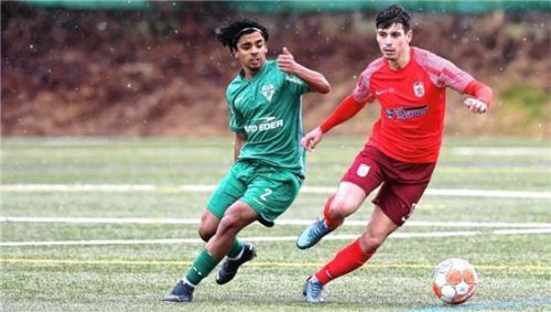 Nikhil Balachander (links) im Duell mit Wasserburgs Leon Simeth.Foto Hans-Jürgen Ziegler