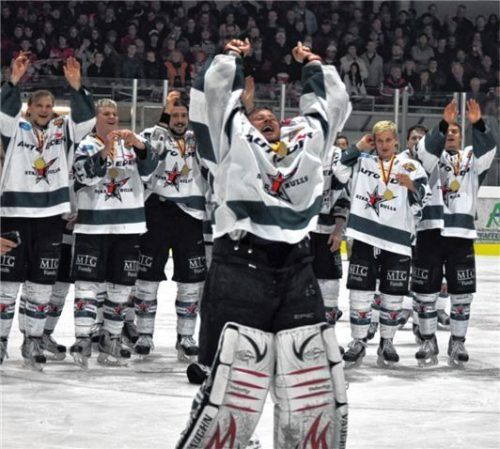 Oberliga-Meistertorwart Claus Dalpiaz bejubelt den Aufstieg mit den Fans. Rechts daneben der junge Dominik Daxlberger, heute Starbulls-Kapitän.Foto Thomas Neumeier