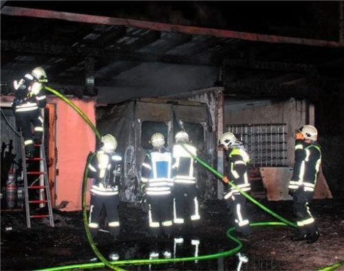 Obwohl die Feuerwehr binnen Minuten am Einsatzort war, konnte sie nicht verhindern, dass die Lagerhalle abbrannte.Foto  Reisner