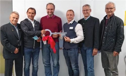 Offizielle Schlüsselübergabe für den neuen Senioren-Wohnpark: Gemeinderat Helmut Sachse, Rüdiger Brambrink (InnZeit GmbH), Rupert Voß (InnZeit GmbH), Tom Anagnostopoulos (Anthojo-Gruppe), Bürgermeister Matthias Jokisch und Gemeinderat Ludwig Guggenberger (von links).