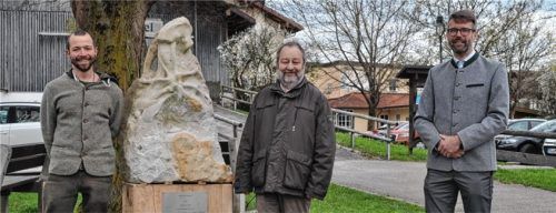 Outdoor-Galerie: Neu eingeweiht wurde der erste Platz der Outdoor-Galerie, eine Idee des Kulturbeauftragten Dr. Hans Grabmüller (Mitte), unterstützt von Bürgermeister Stefan Kattari. Der junge Künstler Valentin Diem (links) stellt eine Skulptur aus.