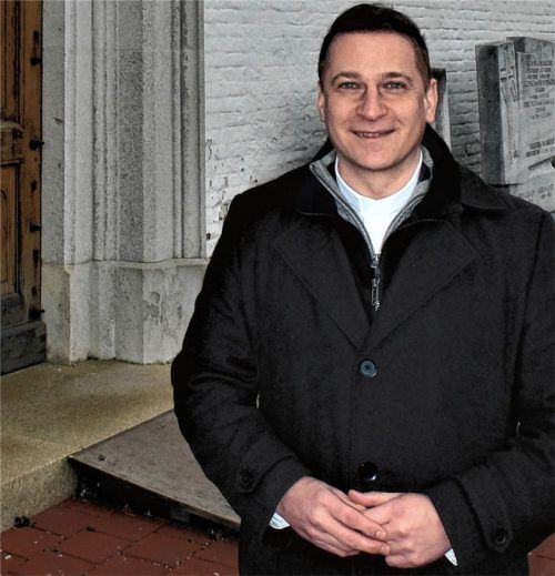 Pfarrer Fabian Orsetti ist seit Jahresbeginn über die Rosenheimer Stadtgrenzen hinweg im Einsatz. Foto  Knarr