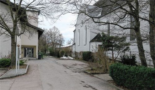 Platz für eine Plaza? Hier könnte sich Pastoralreferent Christoph Langer einen besonderen Ort vorstellen, um die Bruckmühler Mitte aufzuhübschen. Fotos Baumann