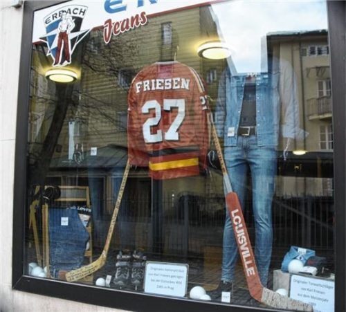 Play-off-Fieber in Rosenheim: Bei Jeans Erbach ist das Schaufenster mit Schlägern von Karl Friesen und der Rosenheimer Meistermannschaft aus dem Jahr 1989 sowie dem Original-Nationalmannschaftstrikot von Friesen von der WM 1985 dekoriert. Die Ausstellungsstücke wurden von Andreas März und Josef U. Wagner gestellt.Foto Franz Ruprecht