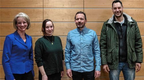 Quartett für den Stephanskirchner Jugendtreff: In der Mitte Nadja Friedberger und Andreas Thoma, flankiert von Monika Holllinger von der Gemeinde und Christian Bauer von der Diakonie. Foto Thomae
