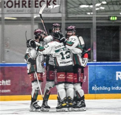 Rosenheim Jubel nach dem 3:0 in Memmingen durch Michael Knaub. Foto Alwin Zwibel
