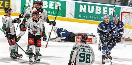 Rosenheimer Jubel nach dem Treffer zum 2:0 durch Manuel Strodel (vorne). Links Steffen Tölzer, der kurz darauf das 3:0 erzielte. Foto  Christian Flemming