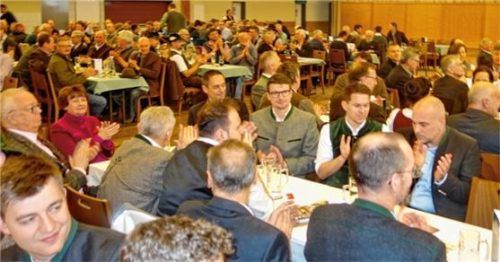 Rund 400 Landwirte folgten der Einladung zum Kreisbauerntag in der Inntalhalle. Foto hötzelsperger