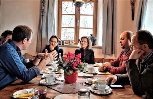 Runder Tisch: (von links) Peter Steindlmüller, Kreisbäuerin Katharina Kern, Daniela Ludwig, Kreisobmann Josef Andres und Vorstandsmitglied Florian Griebl. Foto re