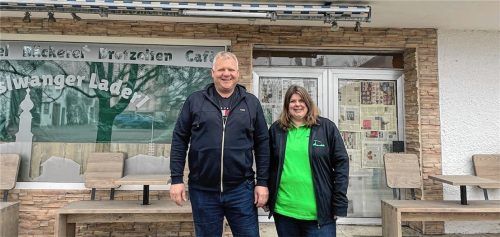 Sabrina Guggenbichler ist die neue „Tante Emma“ in Höslwang. Ihr Mann Sepp unterstützt sie beim Dorfladerl nach Kräften. Foto Kirchner