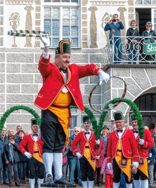 Schäfflermeister Peter Kloo beim Auftritt 2019 vor dem alten Rathaus in Kolbermoor. Beim Erzählcafé hatte der Bürgermeister viele Anekdoten im Gepäck.