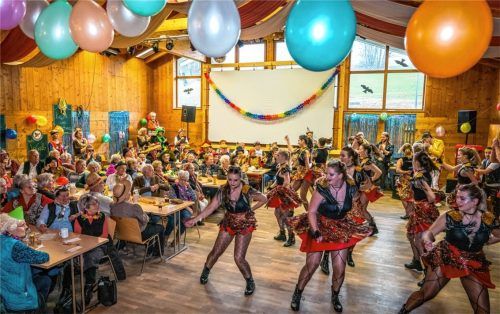 Schmissige Tanzeinlagen: Unter dem Motto „We love Rock ’n’ Roll – Festival of Rock“ brachten die jungen Damen mächtig Schwung aufs Parkett.Fotos  Nitzsche