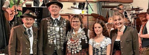 Schützenmeister Hubert Blank (von links), Gaukönig Johann Stübl, Schützenkönigin Renate Ganserer, Jugendkönigin Lisa Sailer und Zweite Schützenmeisterin Maria Weiß.Foto re