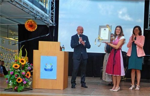 Schuldirektor Armin Stadler (links) freut sich mit Landtagspräsidentin Ilse Aigner (rechts) über den neuen Namen „Inntal-Gymnasium Raubling.“ Fotos sönmez/re