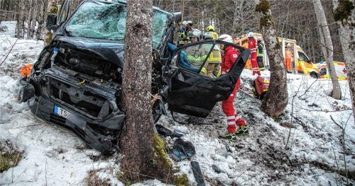 Schwerste Verletzungen zog sich eine 18-Jährige bei diesem Unfall auf dem Weg zum Skifahren auf der B 305 zu. Die Einsatzkräfte der Feuerwehr mussten sie mit hydraulischem Gerät aus der stark demolierten Fahrerkabine retten. Foto FDL/Lamminger