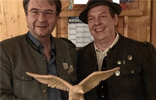 Sepp Staudacher, Schützenmeister der Schützengesellschaft Chiemgauadler von Umrathshausen (rechts), und Schützenmeister Franz Kiesmüller von der FSG Aschau zeigen den handgeschnitzten Adler.Foto Rehberg