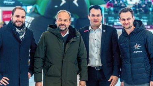 Setzen die jahrzehntelange Zusammenarbeit fort: (von links) Starbulls-Vorsitzender Marcus Thaller, OVB-Verleger Oliver Döser, Starbulls-Geschäftsführer Daniel Bucheli und Darwin Kuhn, Leiter Sponsoring der Starbulls. Foto Starbulls
