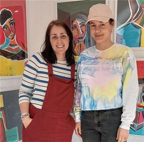 Shauna Vogel (links) und Milena Mott vor den Charakterstudien von Milena MottFoto riedl