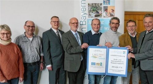 Sie freuen sich über den Förderbescheid von Leader (von links): Elke Ott, Management LGA, Andreas Bichler, Sportreferent der Gemeinde Engelsberg, Bürgermeister Martin Lackner, Johann Kölbl, Landwirtschaftsdirektor und Leader-Koordinator beim Amt für Ernährung, Landwirtschaft und Forsten Rosenheim, Peter Kaiser, Schatzmeister des TuS Engelsberg, Günther Abel, Vorsitzender des TuS Engelsberg, Konrad Bernhart, Fußballabteilungsleiter TuS Engelsberg, und Andreas Bratzdrum, Vorsitzender der lokalen Leader-Aktionsgruppe Traun-Alz-Salzach. Foto Gillitz