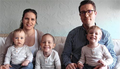 Sie halten als Familie ganz fest zusammen: Florian und Maria Schmidt aus Bad Aibling mit ihren Kindern Ludwig, Maxi und Moritz (von links) Foto Hadersbeck