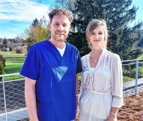 Sie schaffen es, Ängste vor dem Tod zu nehmen: Psychologin Katharina Weil und Pflegefachkraft Markus Häckl leiten den Letzte-Hilfe-Kurs im Chiemseehospiz in Bernau. Foto Chiemseehospiz