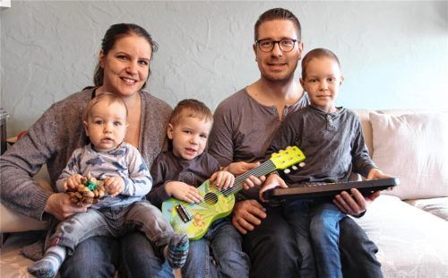 Sie sind dank der großen Spendenbereitschaft zumindest von finanziellen Sorgen befreit: Florian und Maria Schmidt mit ihren Kindern Ludwig, Moritz und Maxi (von links). Foto Hadersbeck