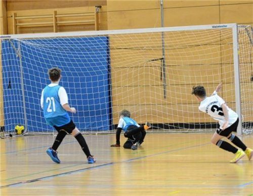 Sieg in der Verlängerung: Buchbach (in Weiß) schlug Kolbermoor im Finale des Jahrgangs 2011 mit 2:1. Das Bild zeigt den Siegtreffer zum 2:1 in der Verlängerung.Foto Franz Ruprecht