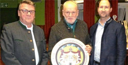Sieger der Ehrenscheibe: (von links) Schützenmeister Hubert Ketzer, Sieger Leonhard Staber und Bürgermeister Christoph Vodermaier. Foto re