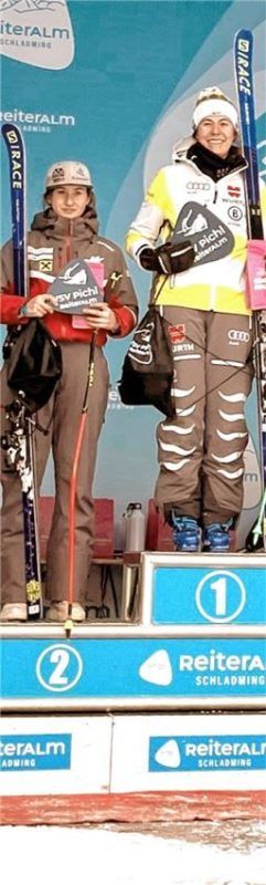 Siegerin Luisa Klapprott vom WSV Samerberg (rechts) ganz oben auf dem Podest. Links die Zweite Sophie Fischer aus Österreich. Foto privat